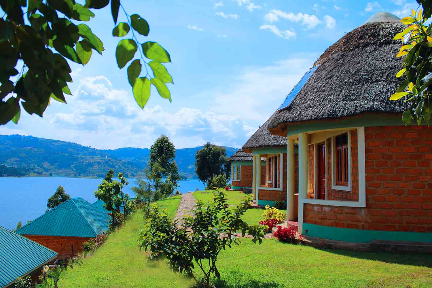 Signature Lakeview Cottage with private bathroom and balcony